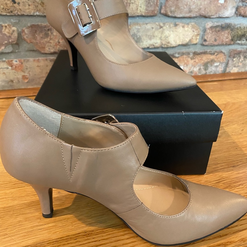 Ellen Tracy Pointy Toe Heels - image 4